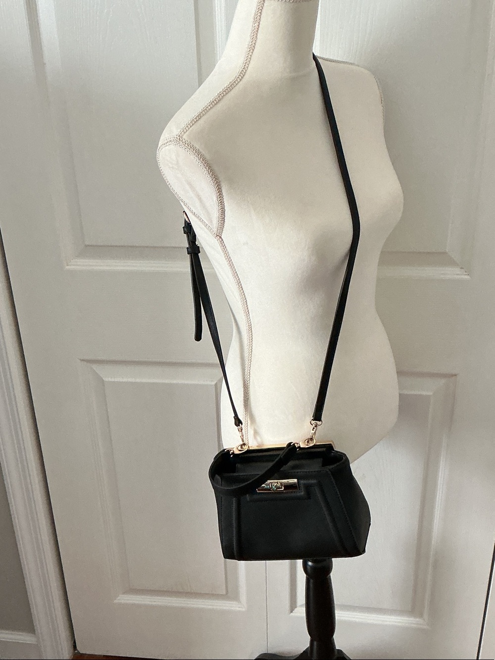 Black Crossbody Shoulder Bag โ Sleek Everyday Carry